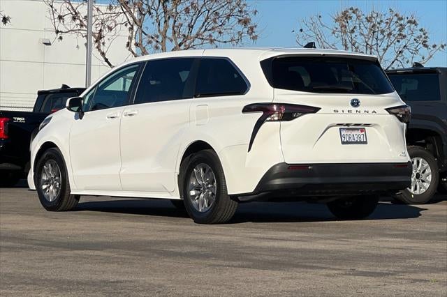 2023 Toyota Sienna LE 8 Passenger