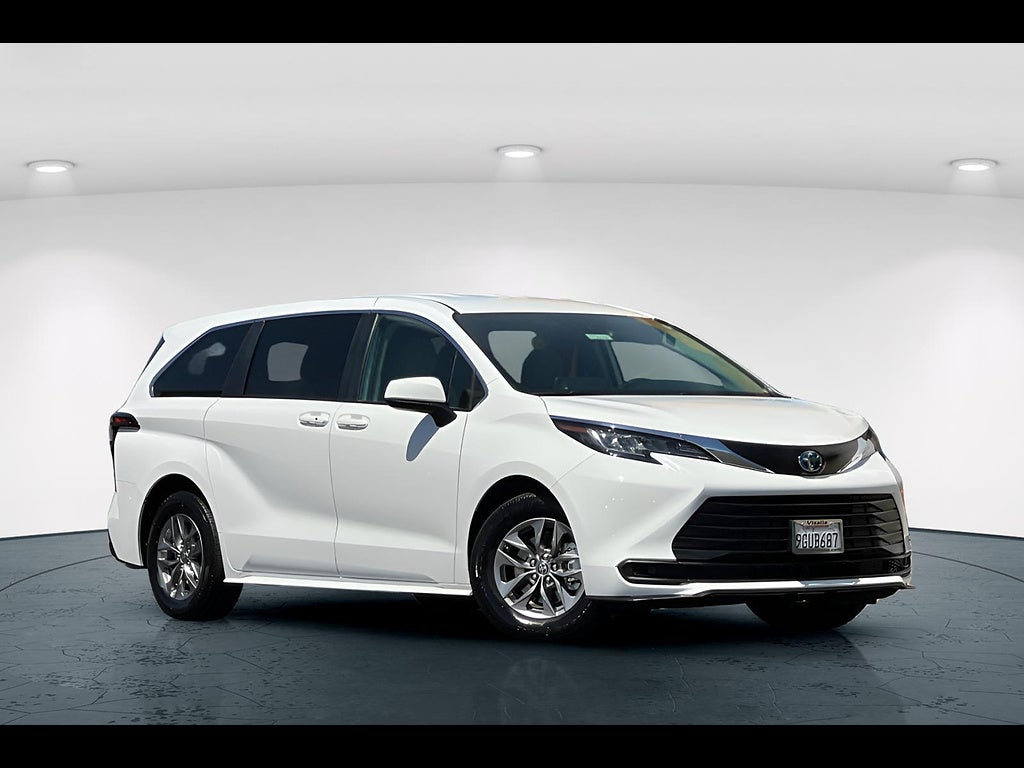2023 Toyota Sienna LE 8-Passenger