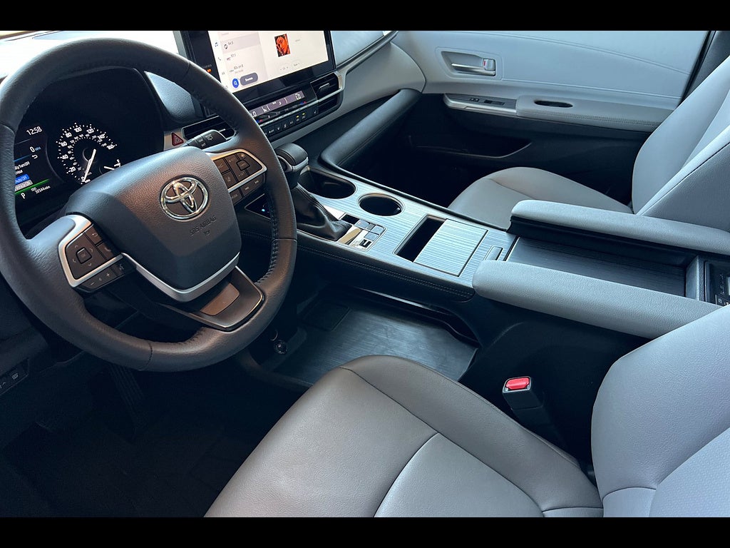 2025 Toyota Sienna XLE 8-Passenger