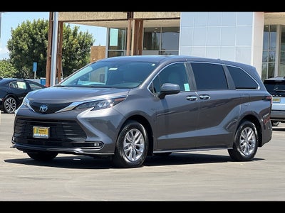 2025 Toyota Sienna XLE 8-Passenger