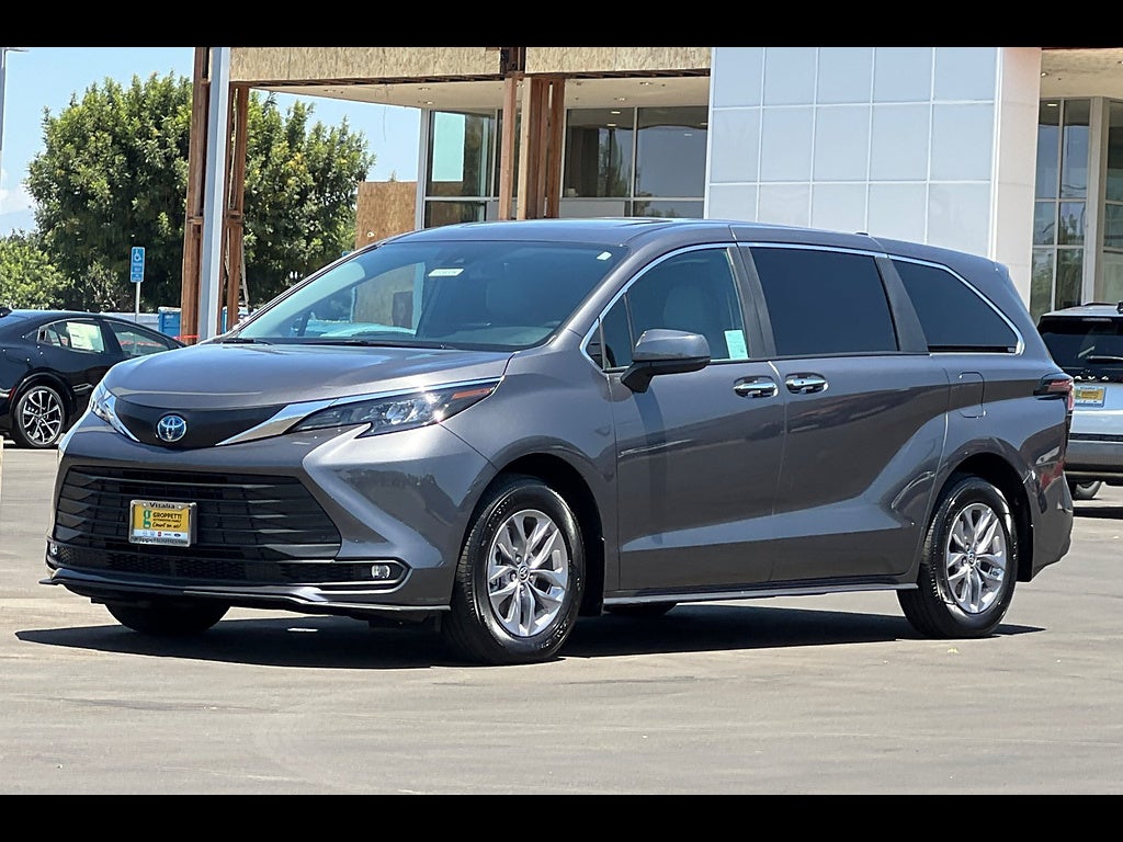 2025 Toyota Sienna XLE 8-Passenger