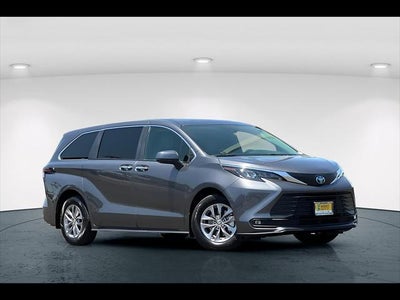 2025 Toyota Sienna XLE 8-Passenger