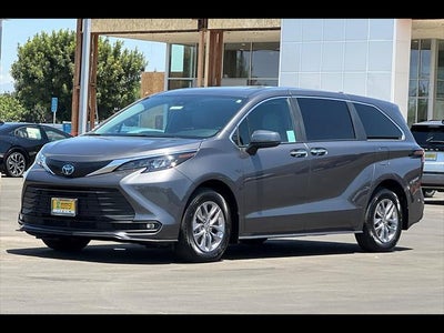 2025 Toyota Sienna XLE 8-Passenger